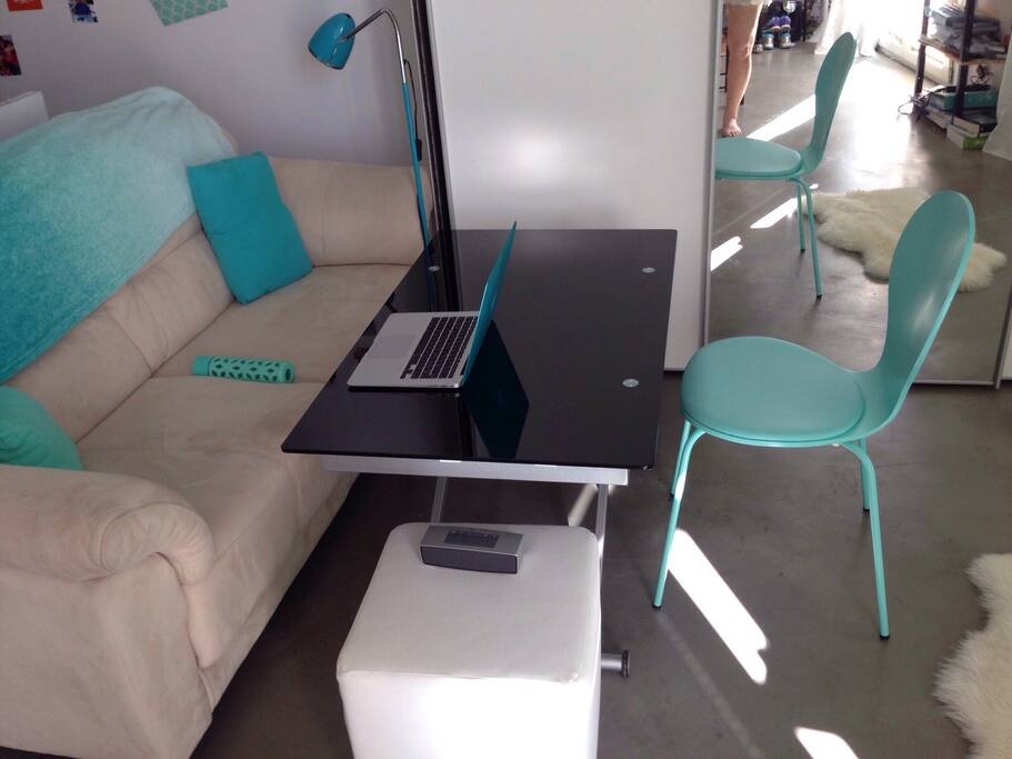 Canapé en daim avec poufs, chaise et table/bureau à hauteur réglable.