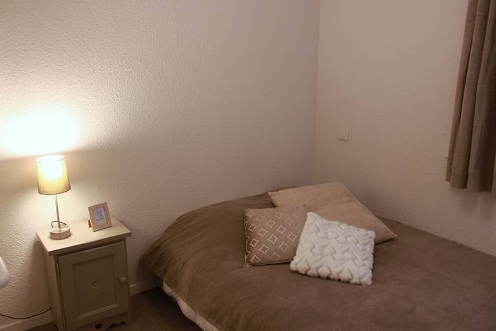 Спална соба 2 - брачен кревет (широк 125 - 149 см)