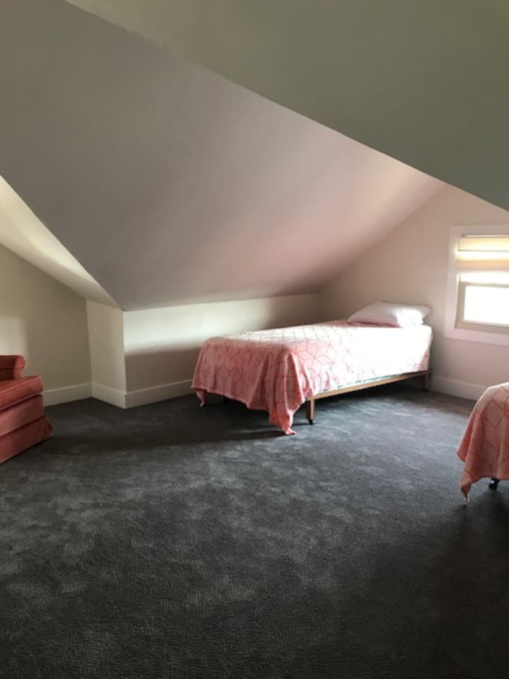 Спалня с 2 единични легла