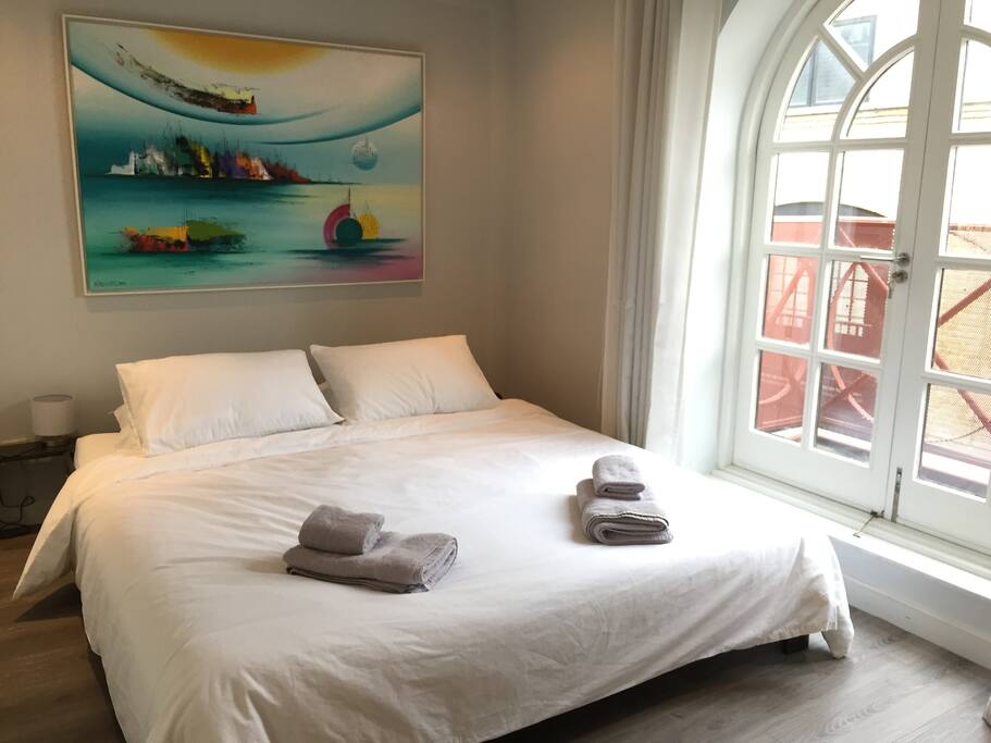 Bedroom 1, Super King (1st Floor)