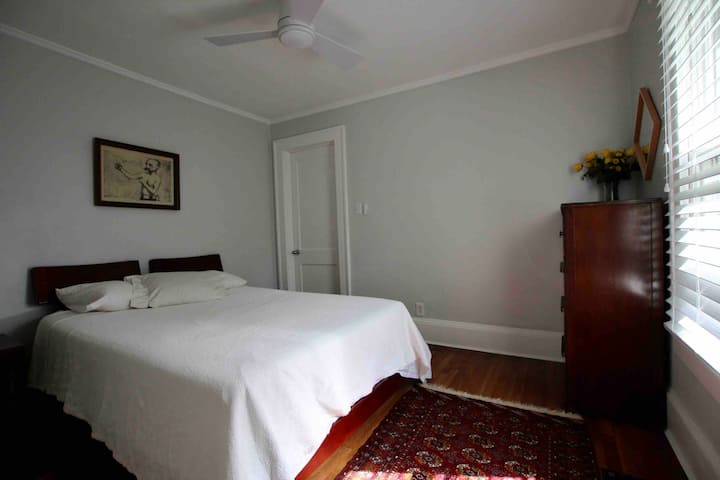 Hlavná spálňa, manželská posteľ Queen, luxusný pohodlný matrac (1 rok starý)