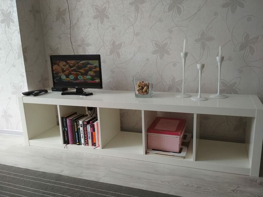 cableTV, wi-fi, book shelf with a small library