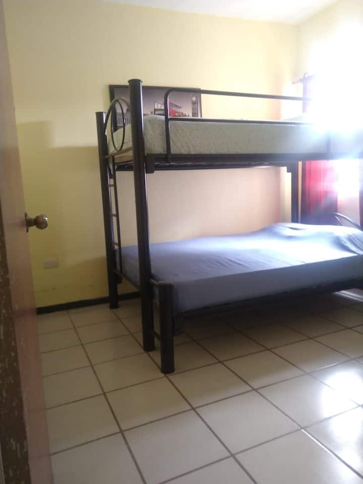 Втора спалня с двойно легло на долния етаж и единично легло на горния етаж.