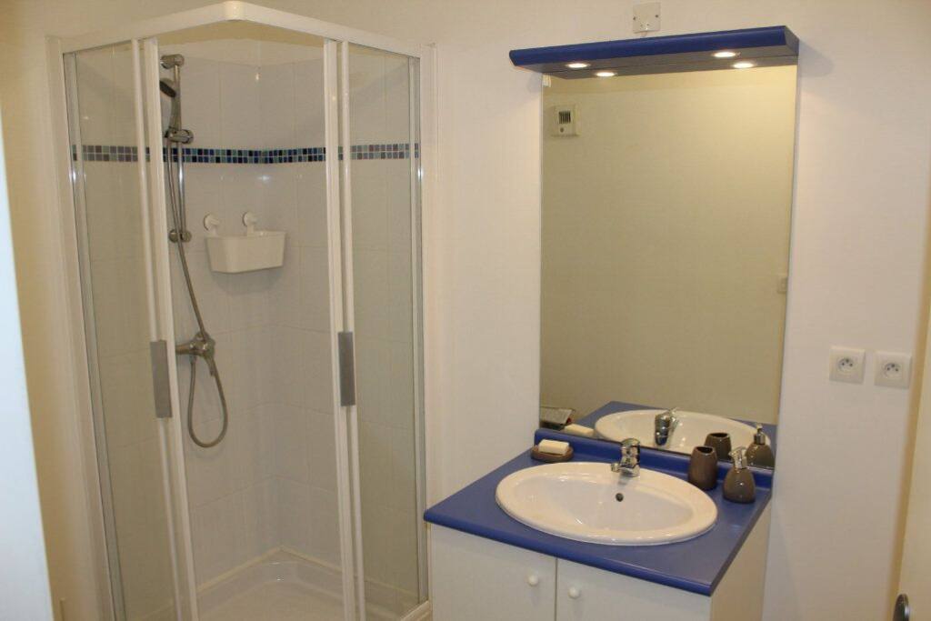 Salle d'eau équipée d'une machine à laver