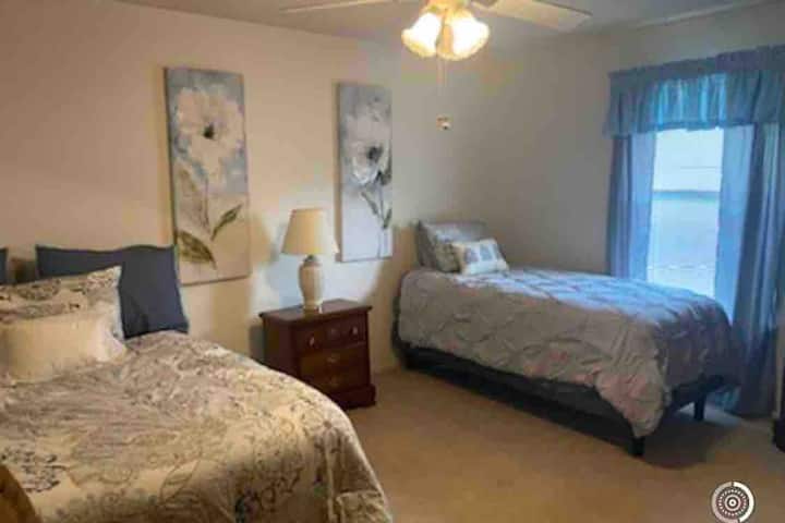 Dormitorio grande, armario grande, una cama doble, una cama individual. Televisión inteligente, WiFi.