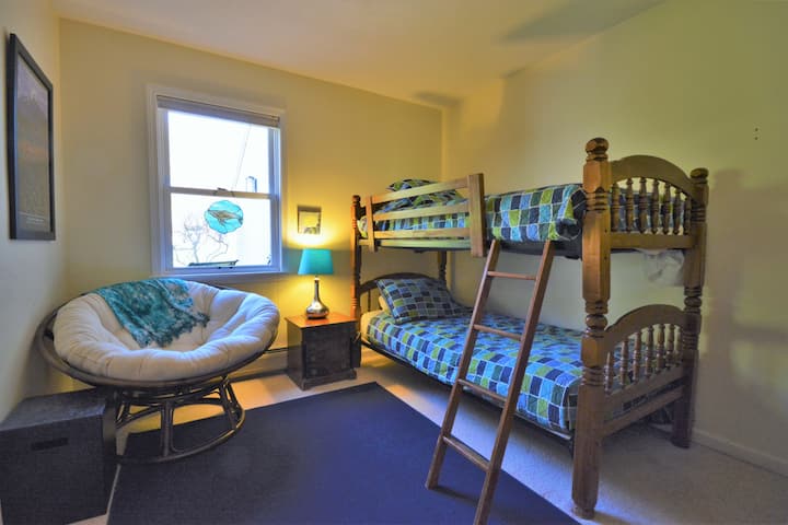 La litera inferior tiene un colchón tamaño queen, la parte superior es individual.