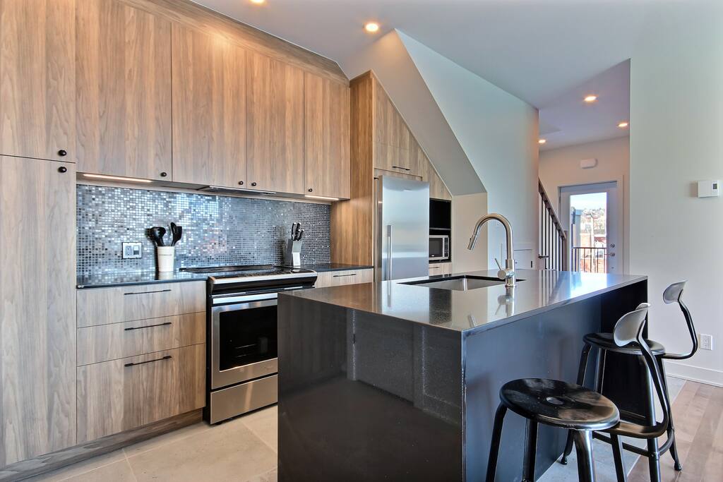 Clean, modern & equipped kitchen with basic amenities