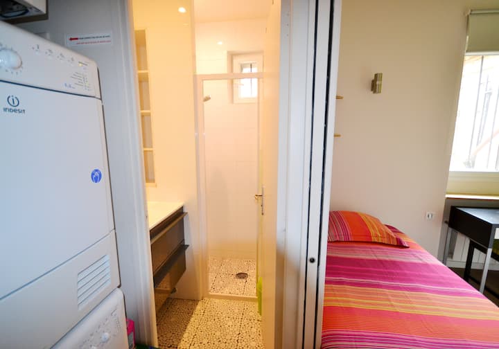 Kúpeľňa č.2 vľavo, spálňa č.3 vpravo.