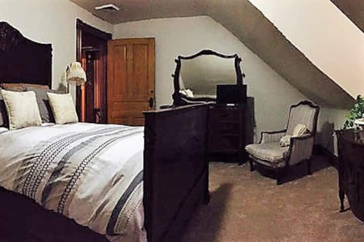 ห้องนอน #3 ห้องนอนคู่เป็นห้องนอนดั้งเดิมของแมนชั่น! ห้องสวีทห้องนอนโบราณราวปี 1904 นี้เป็นไม้มะฮอกกานีที่มีแม้กระทั่งอ่างล้างหน้า นอนหลับเหมือนเด็กทารกบนที่นอนขนนกผ้านวมและหมอนเก่าๆบนผ้าปูที่นอน Ralph Lauren ระดับไฮเอนด์