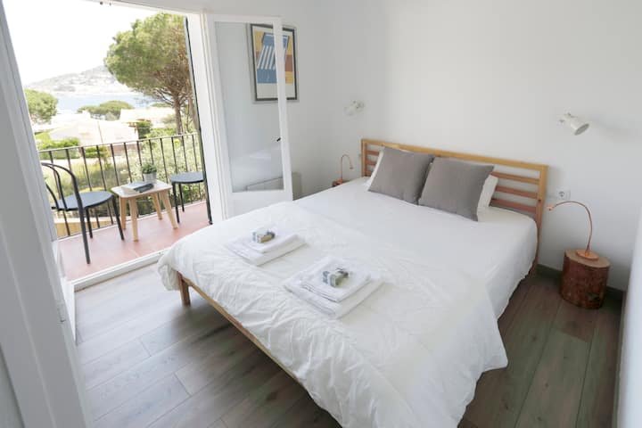 Двойна спалня с балкон

Двойна стая с балкон