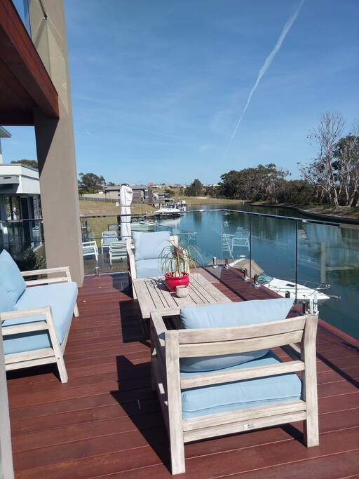 180 deg of stunning views, Water and bushland. Canoe or paddle or even fish .