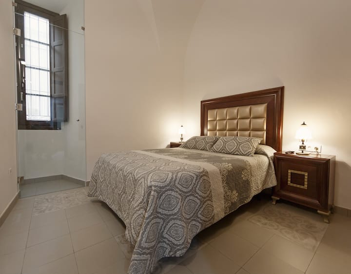 غرفة نوم بسرير كبير