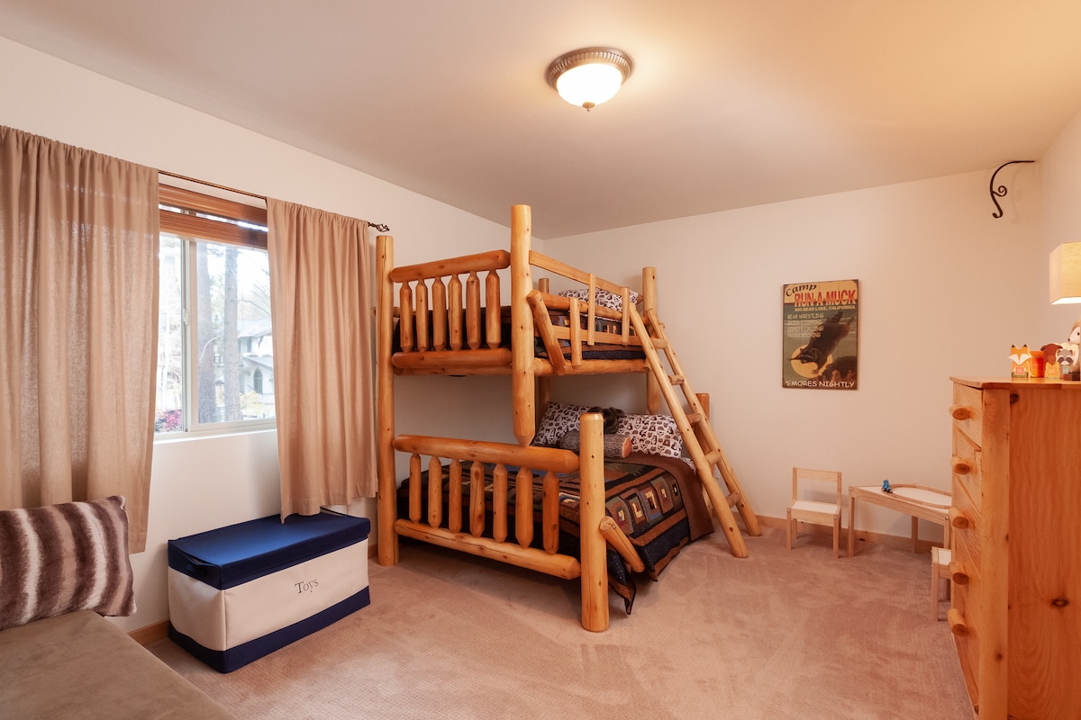 חדר ילדים - חדר זה יכול להלין עד 5 נפשות! 
וכולל שולחן ילדים וקופסת צעצועים מלאה בצעצועים וספרים!