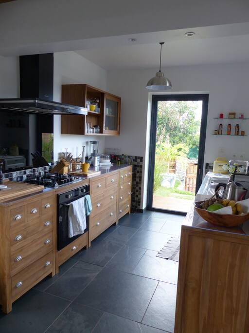 cuisine récente, fonctionnelle et bien équipée