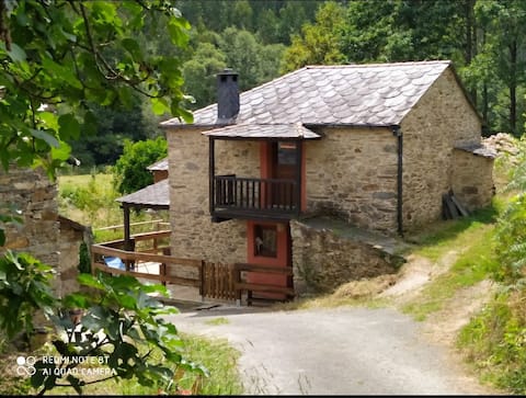 As Paredes. Cozy stone cabin