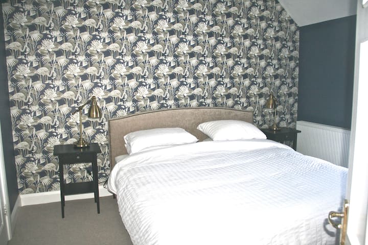 Master Bedroom. 6' bed (180cm).