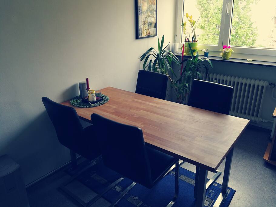 WOHNZIMMER - Esstisch mit vier Sitzplätzen