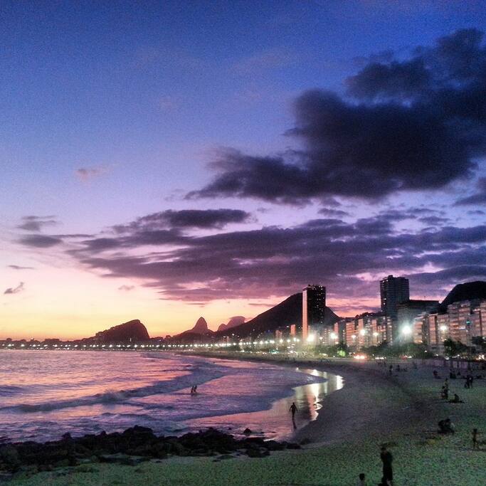 Leme/Copacabana Beach: 1 minute walk from the apartment!
