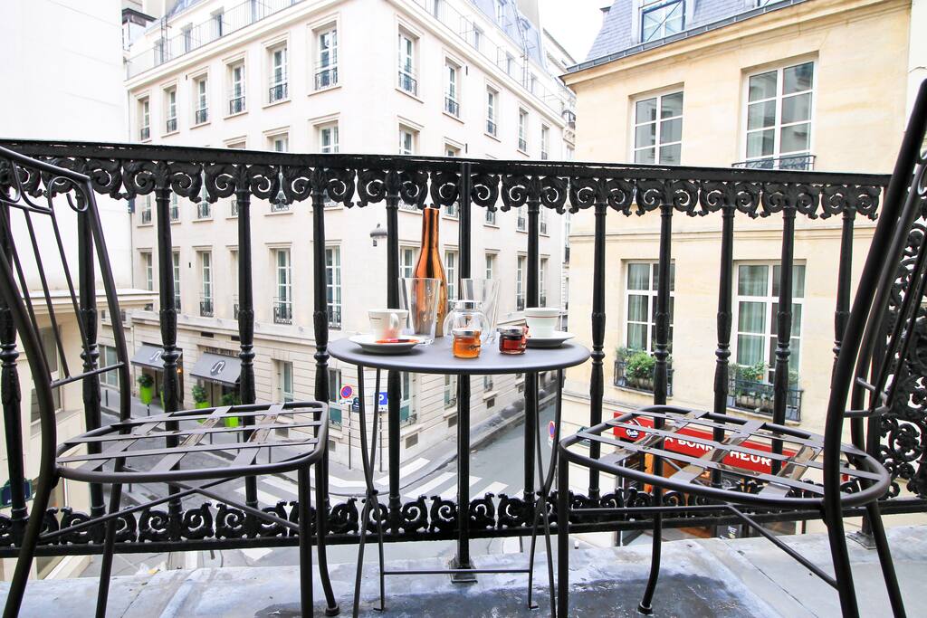 Grand balcon pour un petit déjeuner en amoureux.