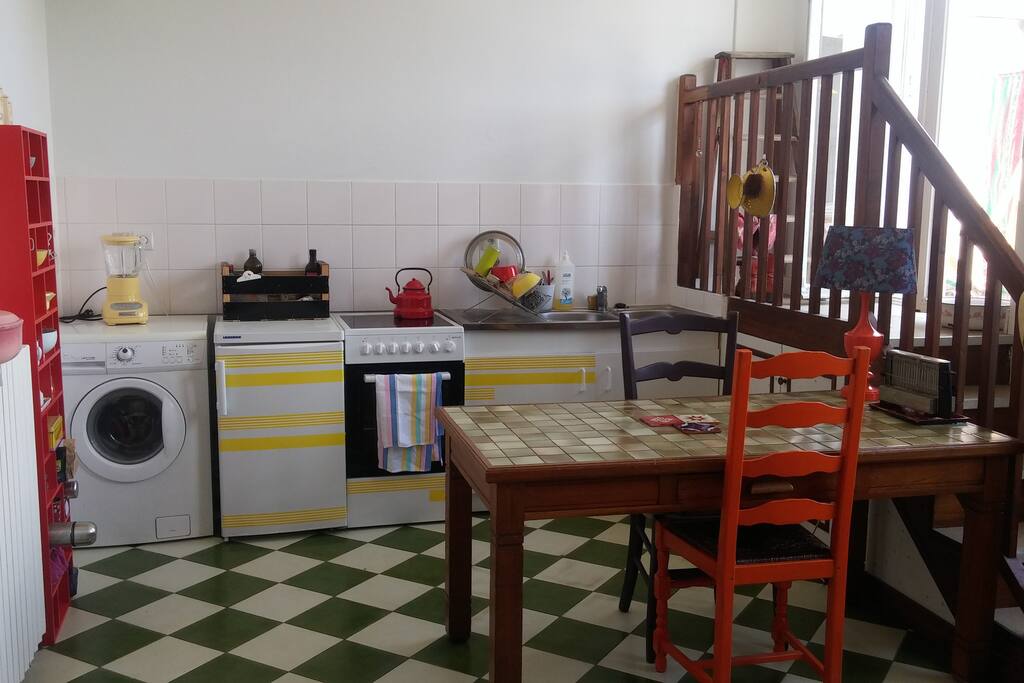 Grande cuisine ambiance vintage avec l'accès à la terrasse