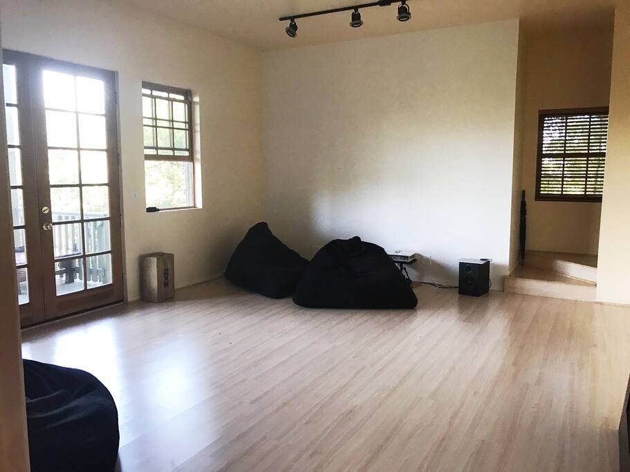 Large home studio (yoga, dance, filming, movies) with 4 uber cozy bean bags