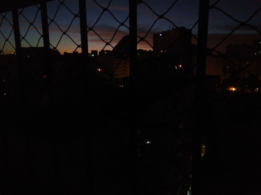 O nascer do sol da janela da sala.