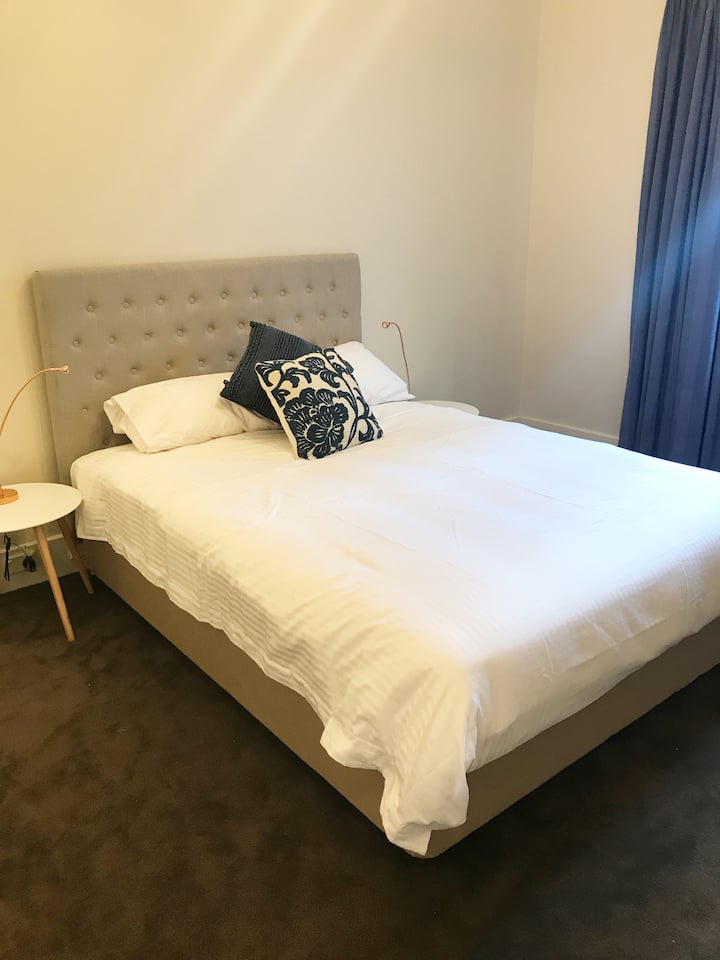Tercer dormitorio con cama tamaño queen