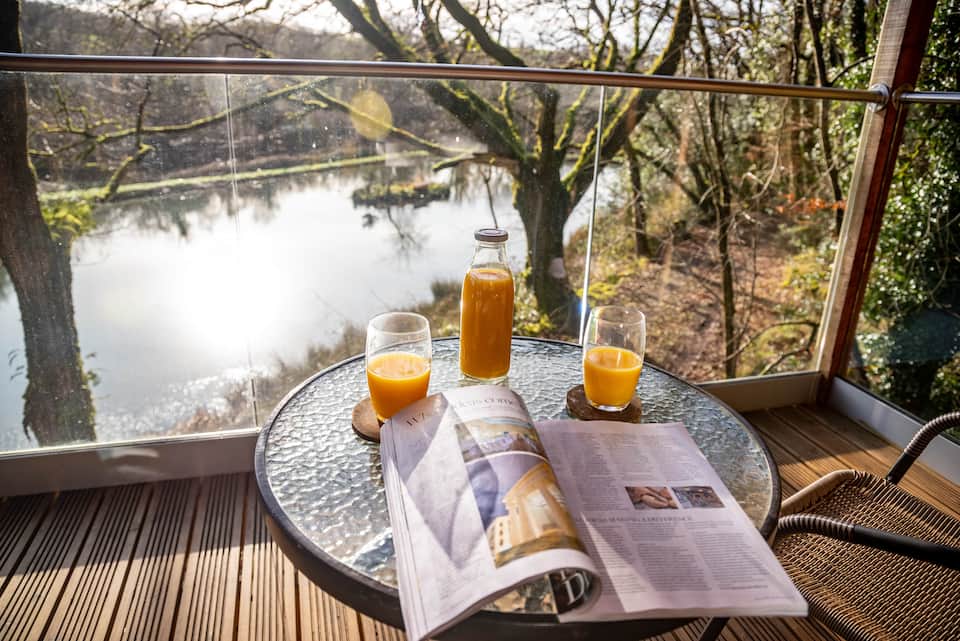 An off-grid treehouse above a hidden lake, Eworthy, Devon, United Kingdom, photo 5 of 10