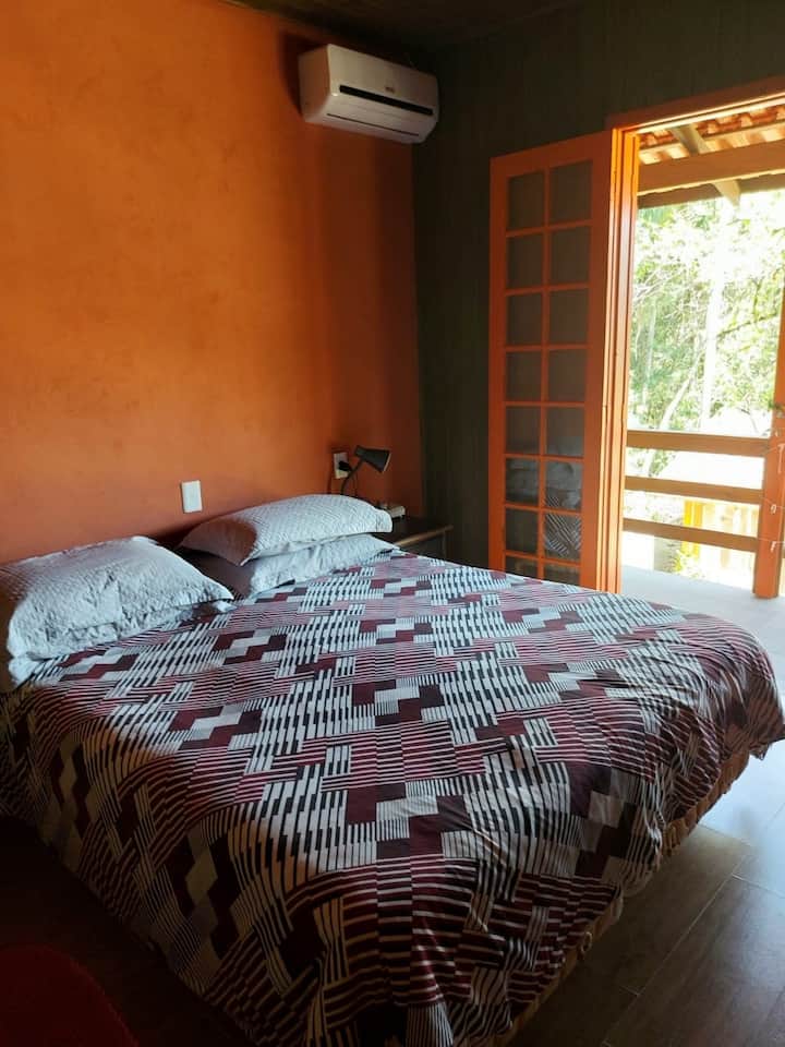 Soba broj 1:
Bračni krevet, 2 noćna ormarića, 1 noćna svjetiljka,  1 ormar s 4 vrata i klima-uređajem. 