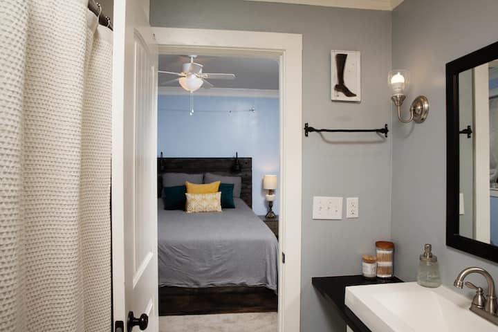 إطلالة من الحمام إلى غرفة النوم