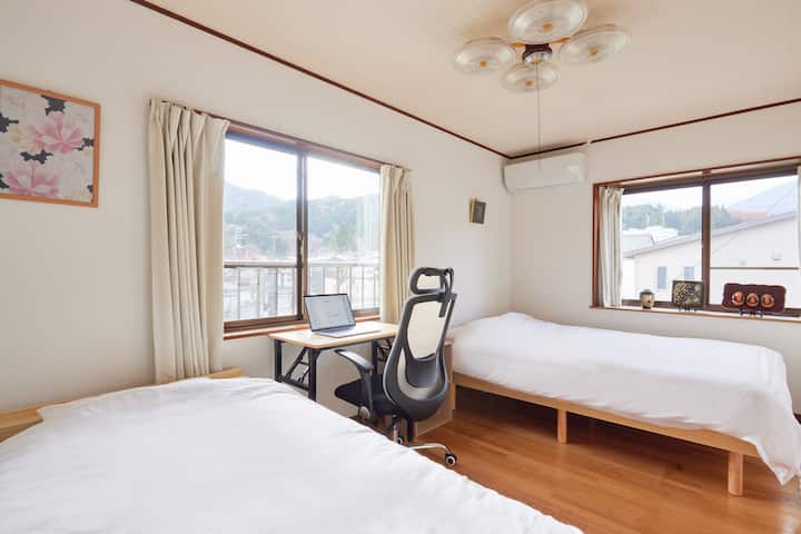 מהמתקן שלנו, תחנת טובו ניקו במרחק 800 מטר, וקמיהאשי במרחק 700 מטר.
הכתובת של הבית שלנו היא
Gokonmachi 御幸町() 604-5 Nikko city

חדר השינה בקומה השלישית.אידיאלי לעבודה מרחוק.מיטת יחיד ומיטה זוגית, שולחן וכיסאות וכו '.מצעי שמיכת פוך מכותנה.מחוץ לחלון נמצא הרחוב הראשי של ניקו.