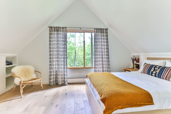 Bedroom on 2nd Floor - Queen size bed.