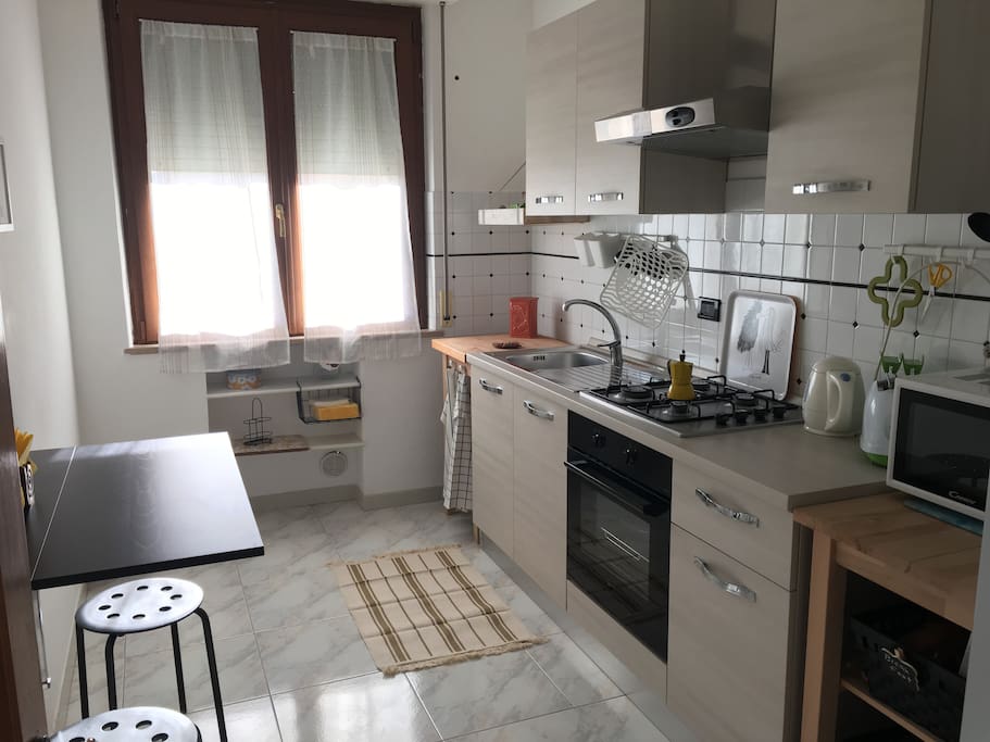 Feeling hungry? Our kitchen has everything you need to prepare a delicious meal.
La nostra cucina è ben fornita per preparare un buon pasto