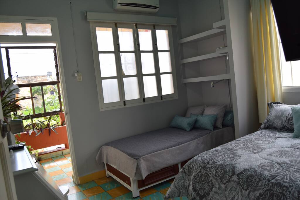 3) La recámara tiene acceso a una pequeña terraza, para disfrutar la luz de la tarde o la brisa que llega del mar por las noches. /The bedroom has access to a small terrace, to enjoy the light of te afternoon or the breeze that comes from the sea at night.
