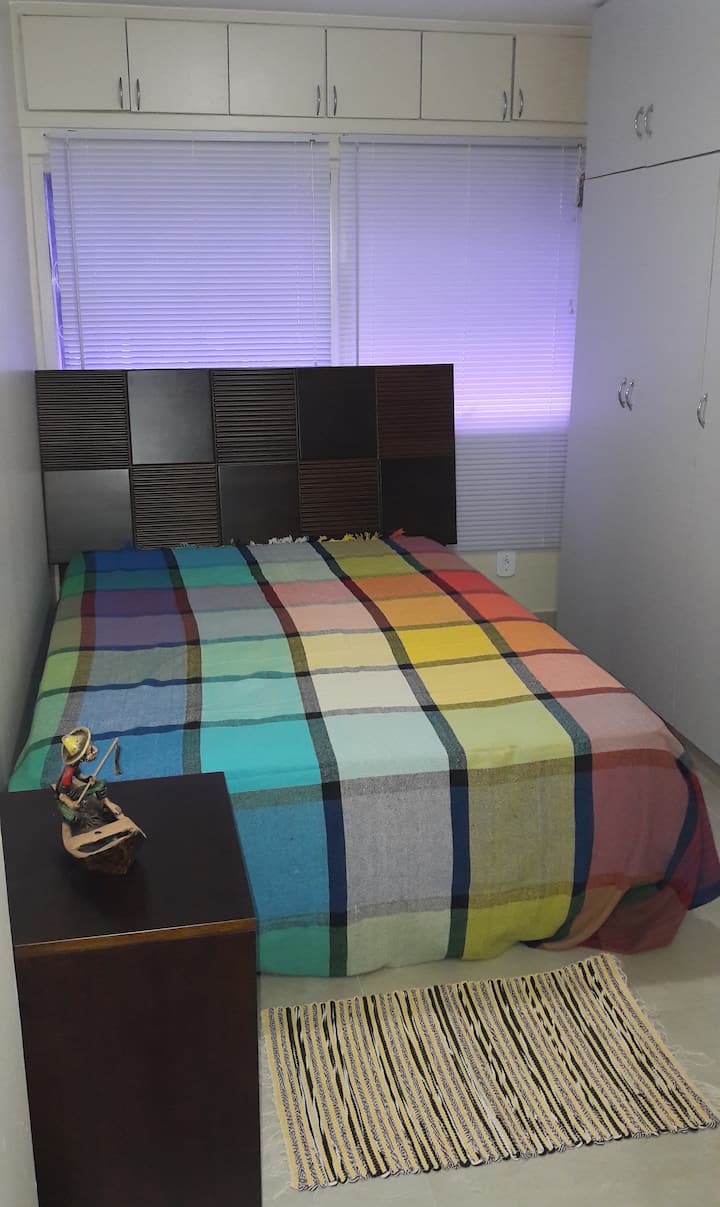 Chambre avec lit double, penderie.