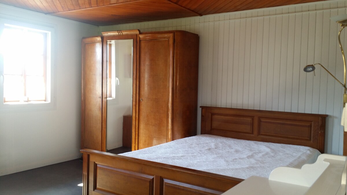 غرفة نوم بسرير مزدوج وسرير صغير 