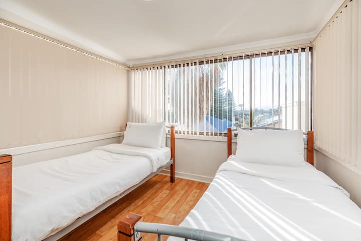 第4间卧室/日光浴室，配备两张单人床。 此房间位于第3间卧室外，是唯一没有空调的房间。 客房内配备落地风扇 
由于天花板较低，非常适合儿童房，需要两级台阶才能通过第三间卧室进入房间。