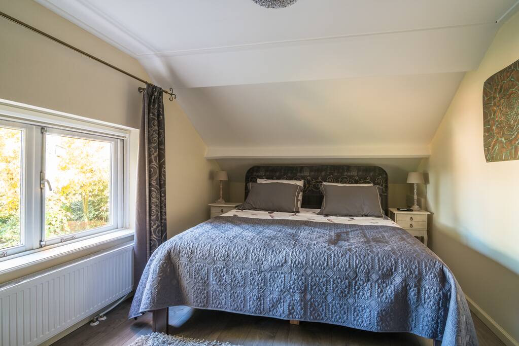 Alle bedden zijn elektrisch instelbaar. Per kamer is één bed voorzien van een massage-unit.