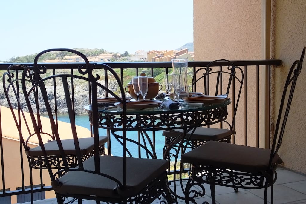 Dining on the balcony - Apt. El Niu