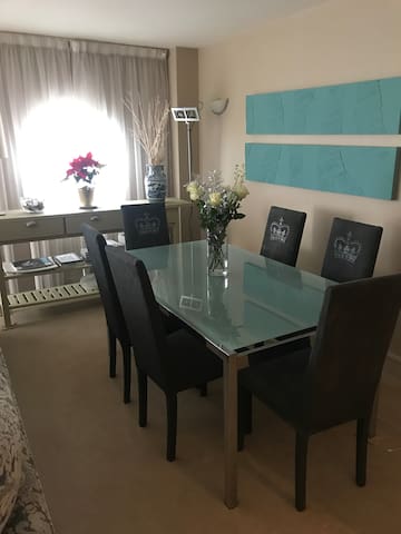 Luxury Harbour Side Apartment gallery image 4