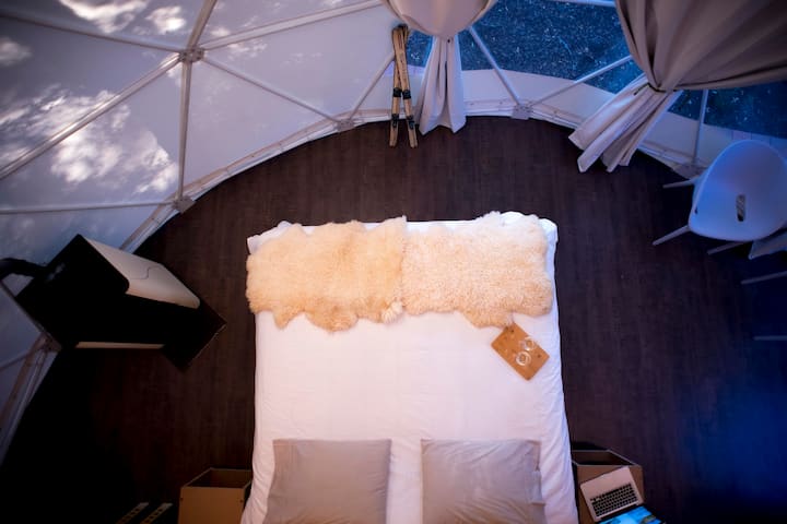 Поглед кон голема спална соба, глампување на домо