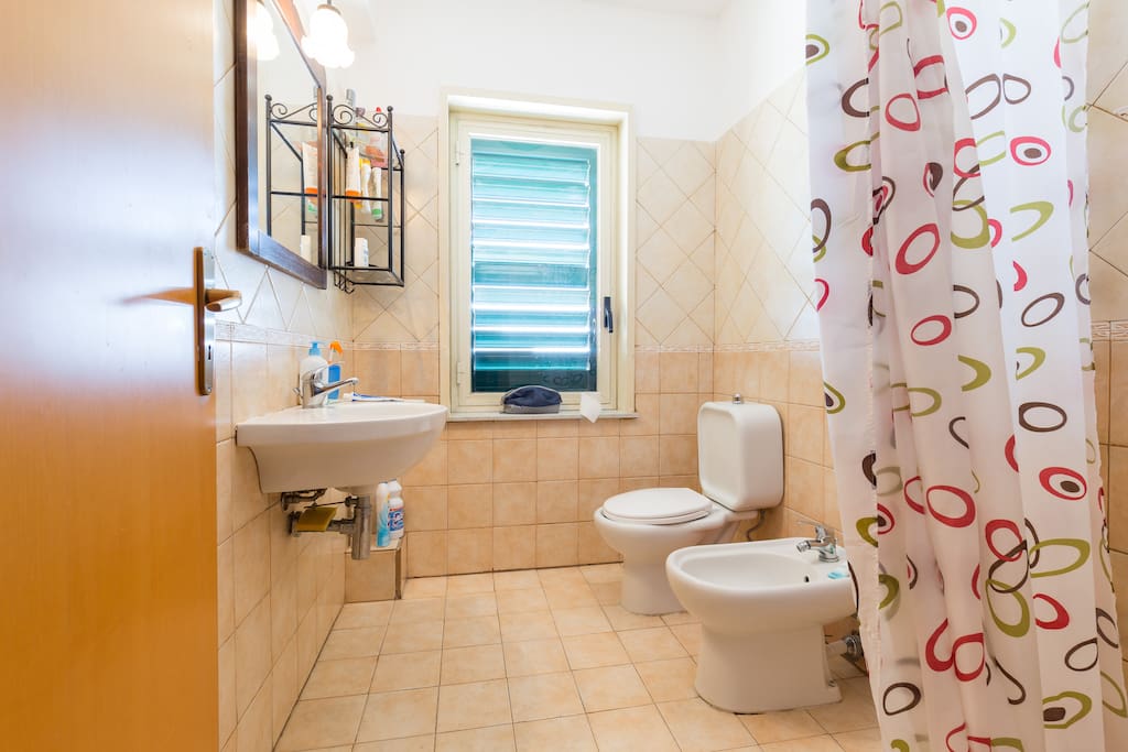 sala da bagno ampia, finestrata, con bidet e doccia