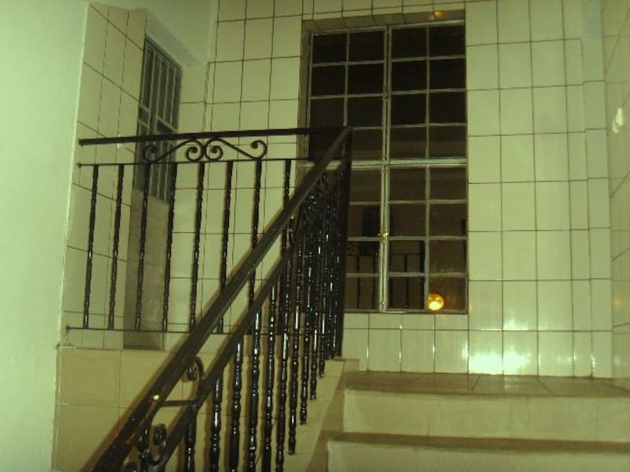 Accès propre et illuminé en Direction des appartements