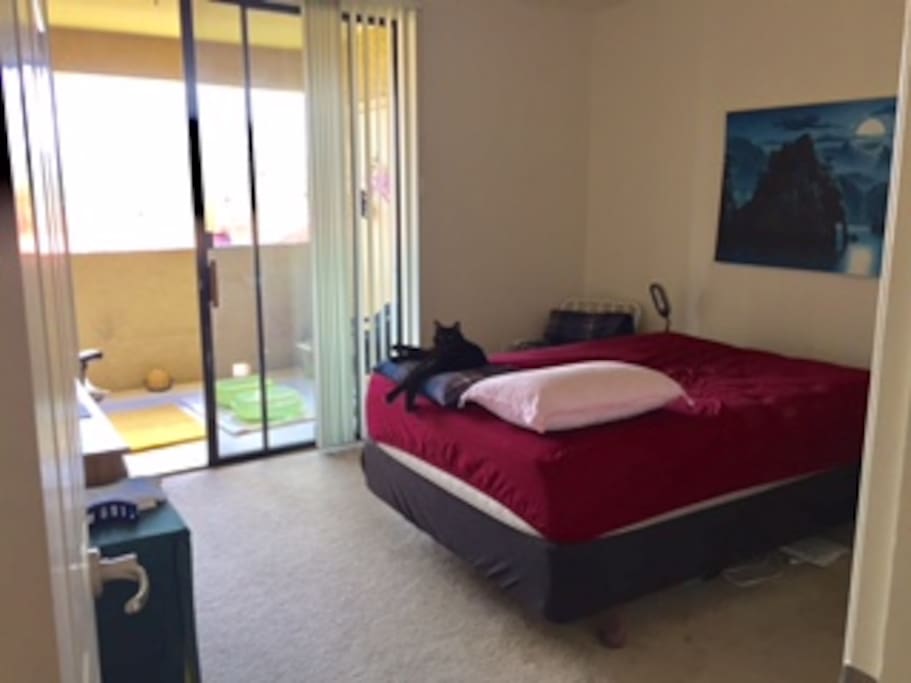 Bedroom w sliding door balcony access