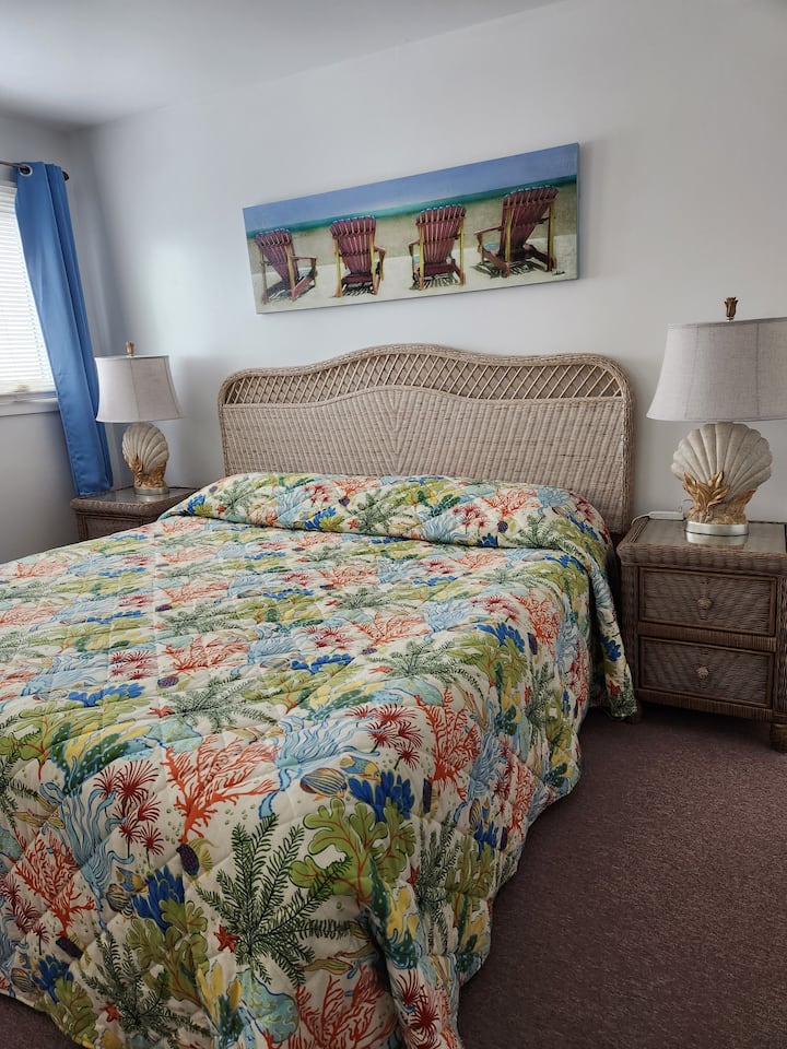 Основна спалня с двойно легло king size, телевизор с плосък екран и вентилатор на тавана 