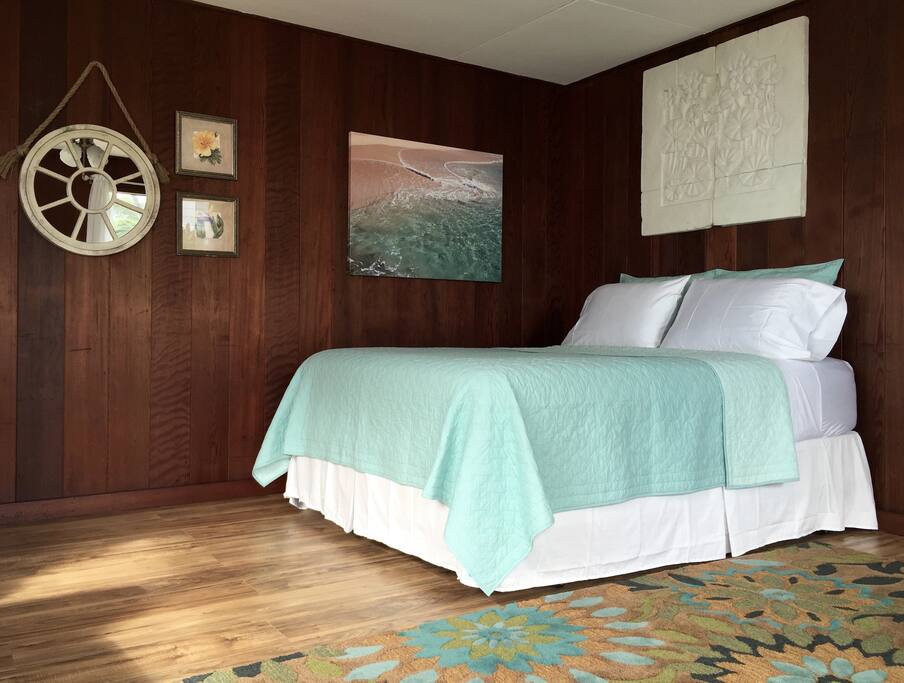 Comfortable Queen sized bed w/ensemble of Hotel Collection linens