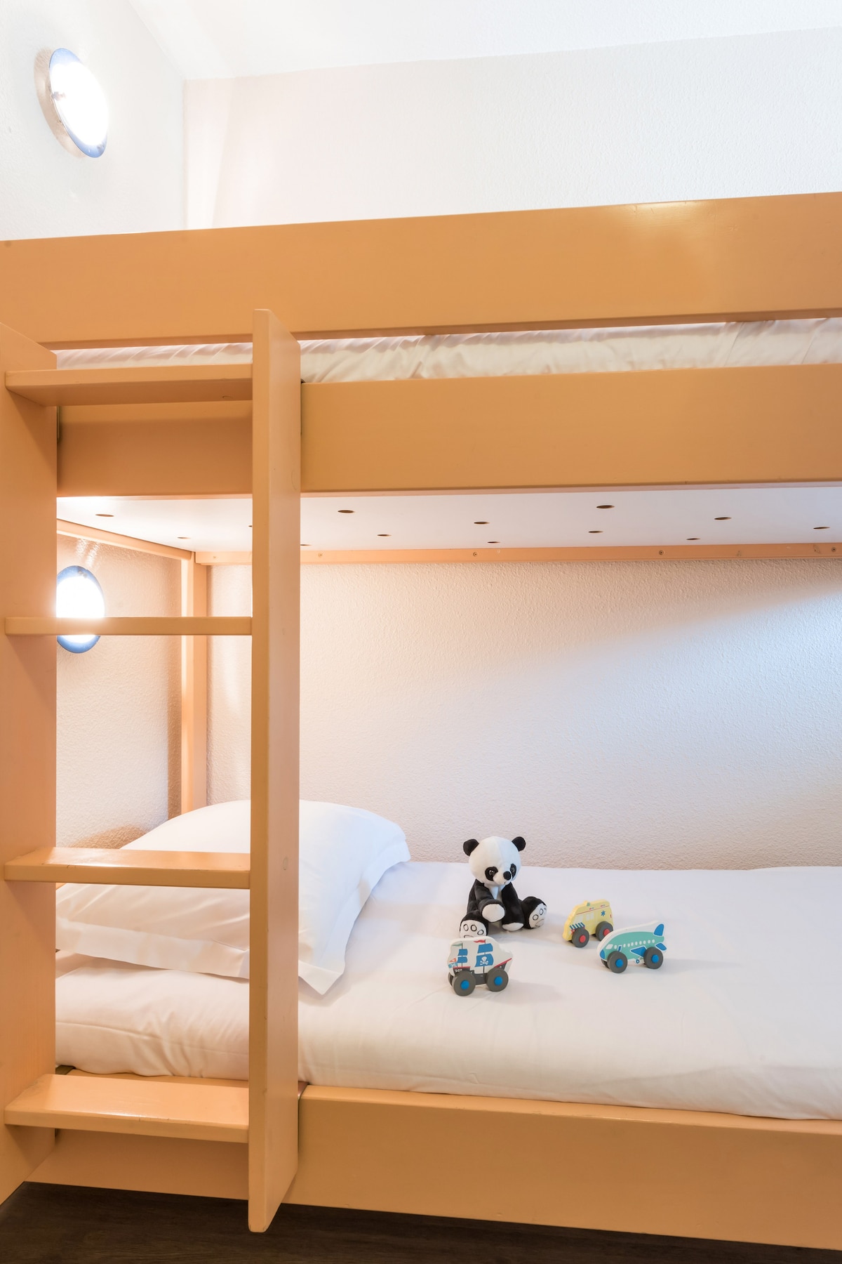 საძინებელი სივრცე ორი ორსართულიანი საწოლით