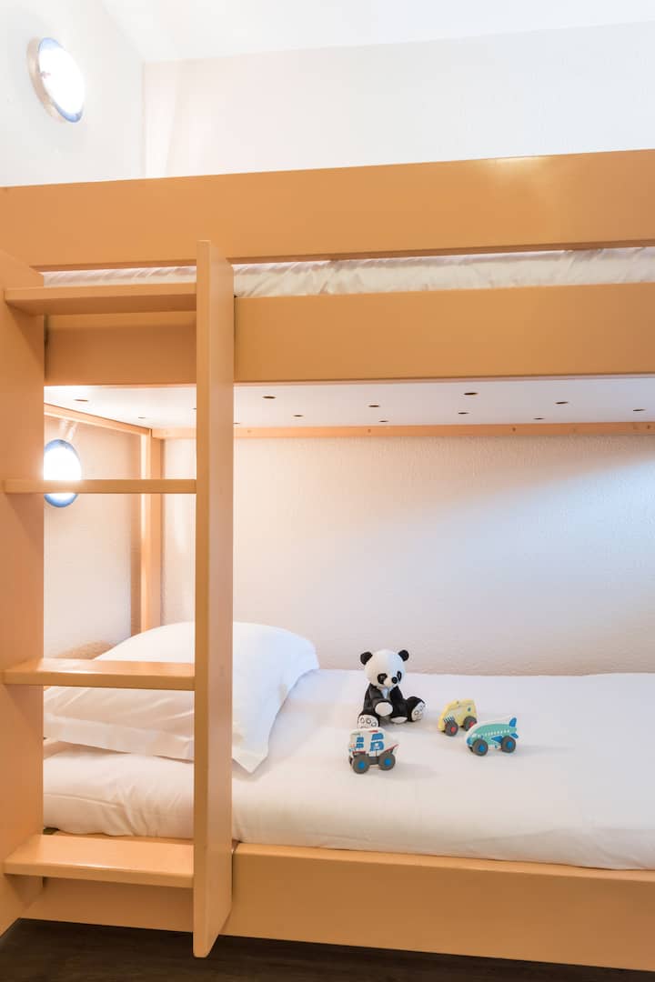 לילה נעים עם שתי מיטות קומתיים