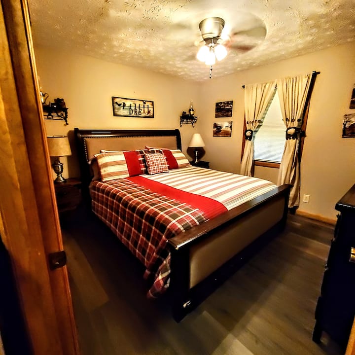 Спалня с двойно легло king size на долния етаж с нова подова настилка