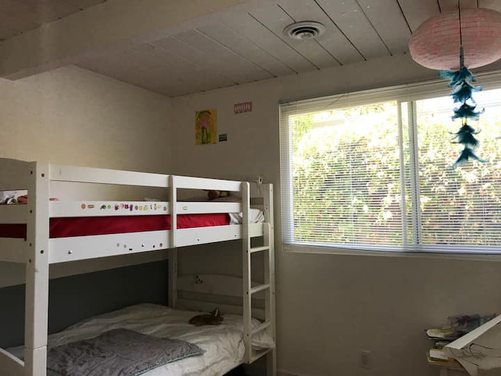 Habitación para niños con literas y armario